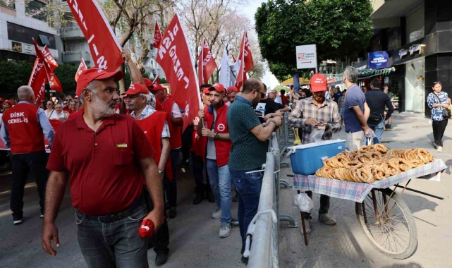 Herkes alanlarda onlar ekmek parası peşinde
