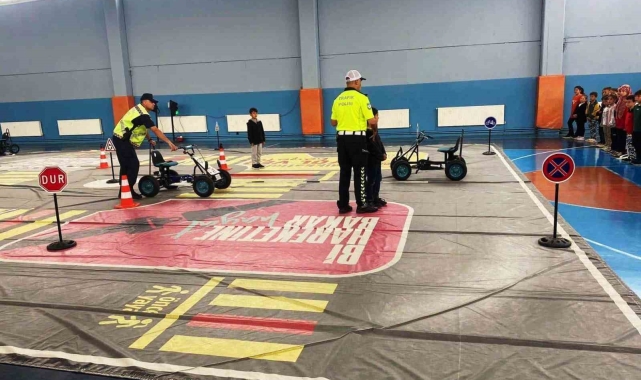 Hisarcık'ta ilkokul öğrencilerine uygulamalı ve teorik trafik eğitimi