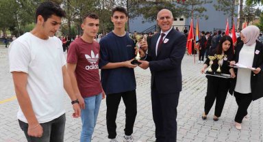 Hisarcık'ta yarışmalarda dereceye giren öğrenciler ödüllendirildi