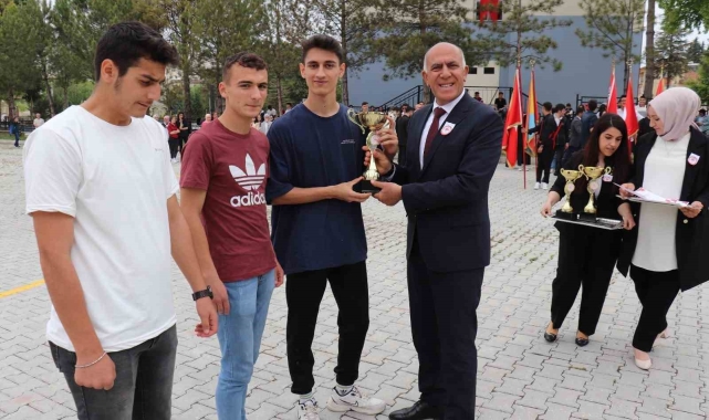 Hisarcık'ta yarışmalarda dereceye giren öğrenciler ödüllendirildi