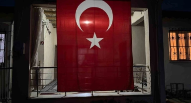 Iğdırlı şehidin baba evine Türk bayrağı asıldı