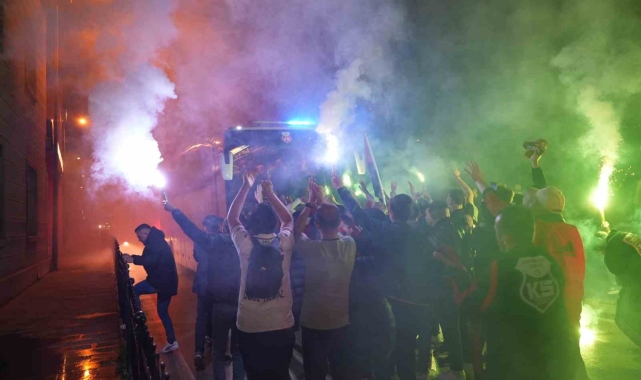 İki futbolcusu yaralanan Kastamonuspor'a taraftarlardan muhteşem karşılama