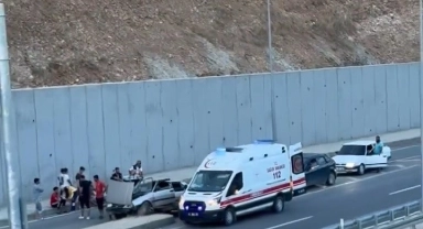 İki otomobil çarpıştı: 3 yaralı