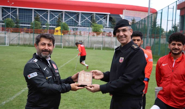 İl Jandarma Komutanı Çetinkaya'dan Ampute Milli Takımı'na destek