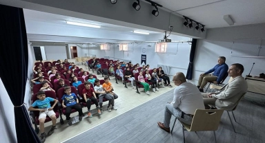İlkokul öğrencileri hem zeytinin önemini anladı hem fidan dikti