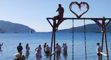 İngiliz turistler ülkesinde ölen yakınlarının küllerini denize döktü