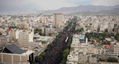 İran Cumhurbaşkanı Reisi'yi 3 milyon kişi son yolculuğuna uğurladı