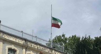 İran İstanbul Başkonsolosluğu'nda bayraklar yarıya indirildi