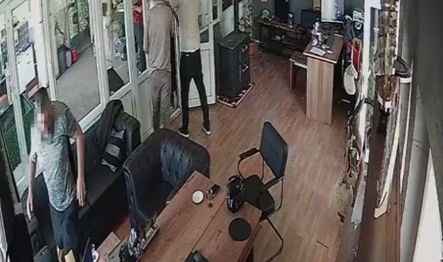 İş yerine satırlı, sopalı baskın anı saniye saniye kamerada