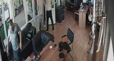 İş yerine satırlı, sopalı baskın anı saniye saniye kamerada