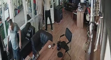 İş yerine satırlı, sopalı baskın anı saniye saniye kamerada