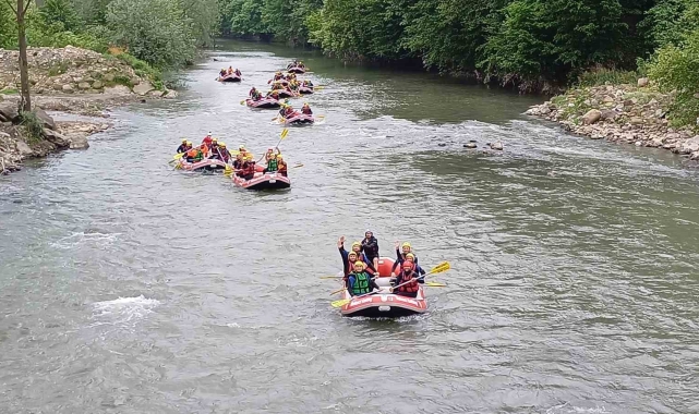 İşçilere 1 Mayıs sürprizi: Hayatlarında ilk kez rafting heyecanı yaşadılar