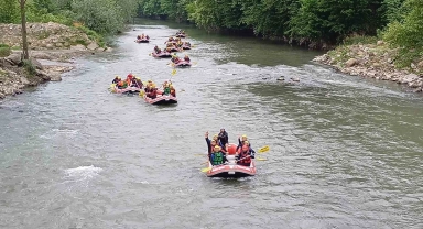 İşçilere 1 Mayıs sürprizi: Hayatlarında ilk kez rafting heyecanı yaşadılar