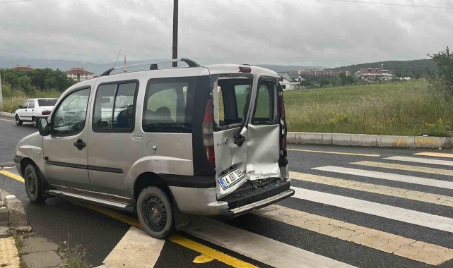 Işıkta durmayan kamyonet, ticari araca çarptı: 2 yaralı