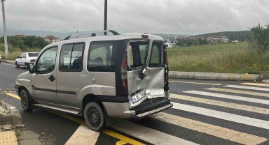 Işıkta durmayan kamyonet, ticari araca çarptı: 2 yaralı