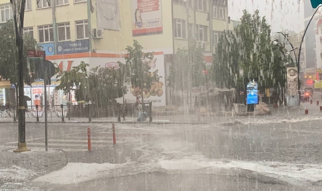 Isparta'da dolu yağışı etkili oldu, sürücüler zor anlar yaşadı
