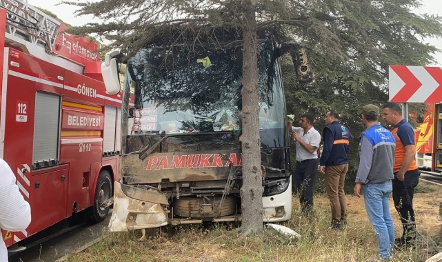 Isparta'da kontrolden çıkan yolcu otobüsü ağaca çarptı: İlk belirlemelere göre 11 yaralı var