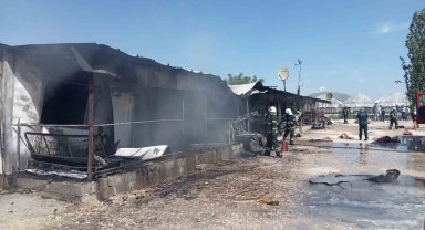 Isparta'da mevsimlik tarım işçilerinin kaldığı 4 konteyner küle döndü