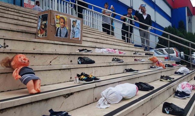 İsrail, çocuk ayakkabıları ve kefenlere sarılmış bebeklerle protesto edildi