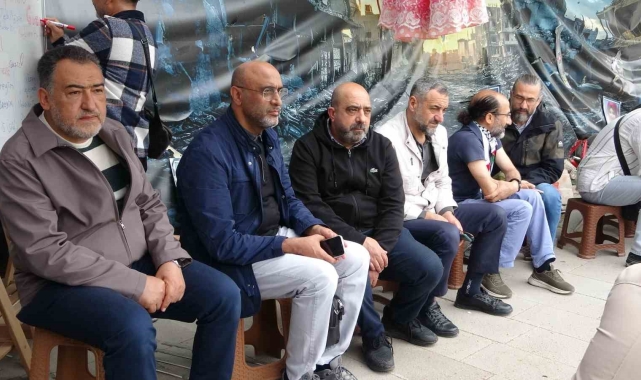 İsrail'in Gazze'ye saldırılarını oturma eylemiyle protesto ettiler