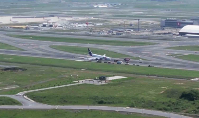 İstanbul Havalimanı'nda gövdesi üzerine inen Fedex uçağı havadan görüntülendi