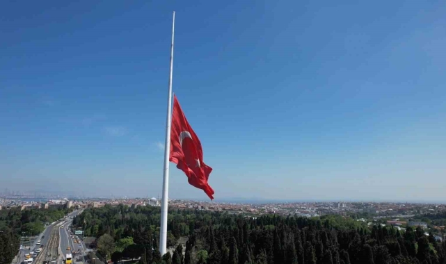 İstanbul'da bayraklar yarıya indirildi