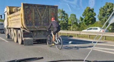 İstanbul'da bisikletlinin tehlikeli yolculuğu kamerada