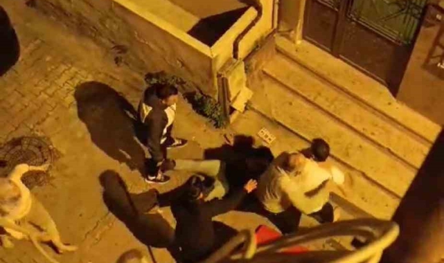 İstanbul'da ortalığın karıştığı park kavgası kamerada: Gece yumruk ve tekmeler havada uçuştu, kadın sopayla saldırdı