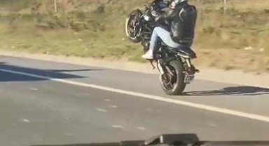 İstanbul'da trafikte tek teker yolculuk yapan motosikletliler kamerada