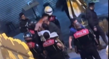 İzmir'de kavgaya müdahale eden polislere saldıran şahıs kamerada