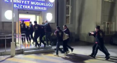 İzmir'de silahlı saldırı olayının şüphelileri saklandıkları adreste kıskıvrak yakalandı
