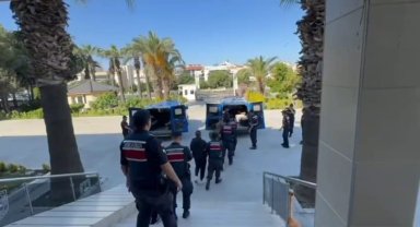 İzmir'de yakalanan 17 göçmen kaçakçılığı organizatörü tutuklandı