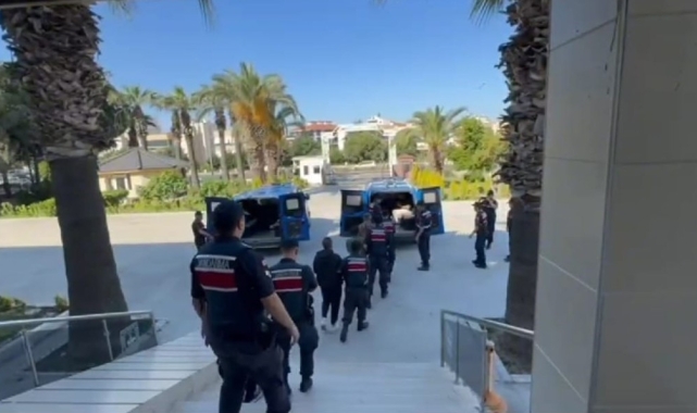 İzmir'de yakalanan 17 göçmen kaçakçılığı organizatörü tutuklandı