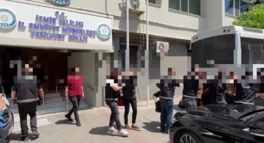 İzmir'deki gece kulübüne uyuşturucu baskınında polisler de dahil 21 kişi tutukladı
