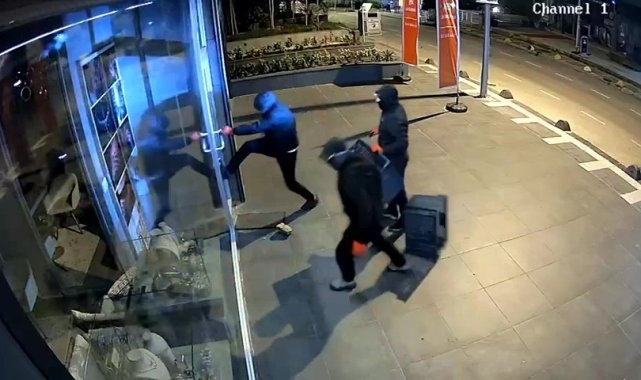 Kadıköy'de dakikalar içerisinde 2 buçuk milyonluk mücevher hırsızlığı kamerada