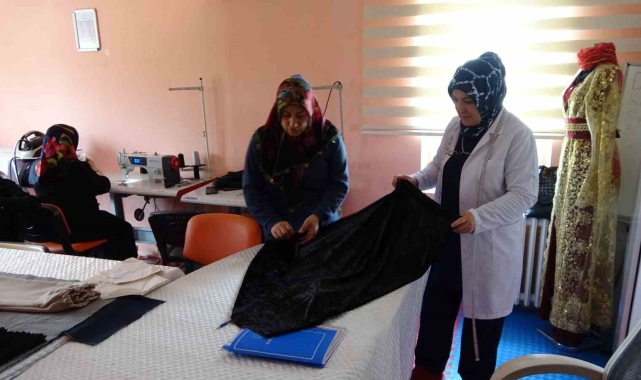 Kadınlar diktikleri elbiselerle aile ekonomisine destek oluyor