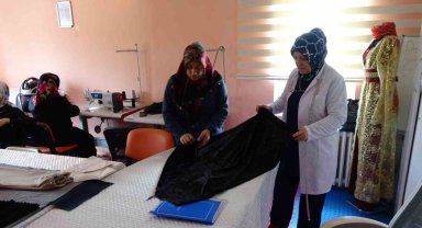 Kadınlar diktikleri elbiselerle aile ekonomisine destek oluyor