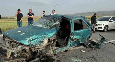 Kafa kafaya çarpışan otomobillerin sürücüleri yaralandı