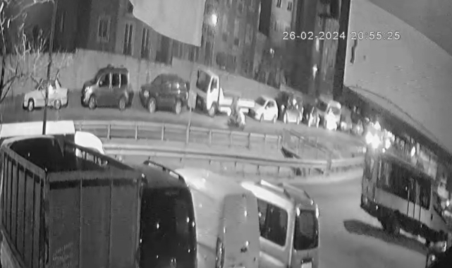 Kağıthane'de polisten kaçışın sonu kazayla bitti: Ters yöne girince ambulansla çarpıştı, ilk müdahaleyi sağlık görevlileri yaptı