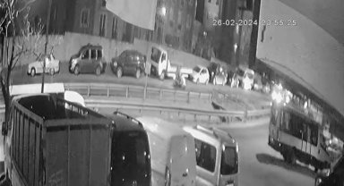 Kağıthane'de polisten kaçışın sonu kazayla bitti: Ters yöne girince ambulansla çarpıştı, ilk müdahaleyi sağlık görevlileri yaptı