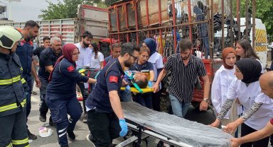 Kamyonet tırın altına girdi: 1'i ağır 2 yaralı