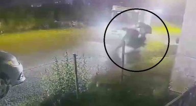 Kamyonetle çarpışan motosikletteki 2 kişi yaralandı, o anlar kamerada