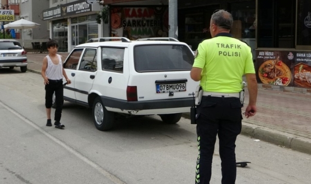 Kamyonetten düşen çocuk minibüsün altında kalmaktan son anda kurtuldu