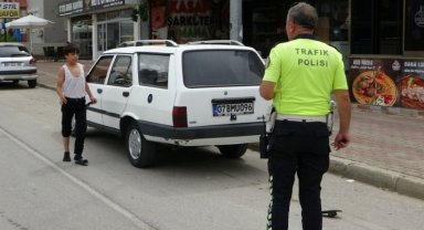 Kamyonetten düşen çocuk minibüsün altında kalmaktan son anda kurtuldu