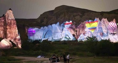 Kapadokya'nın tarihi peribacalarına yansıtıldı