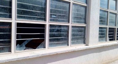 Kapalı spor salonunun camları kırıldı