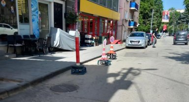 Kapı önüne duba koyup park yaptırmayan esnafa tepki