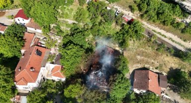 Karabük'te çıkan yangında 2 katlı ev kullanılamaz hale geldi