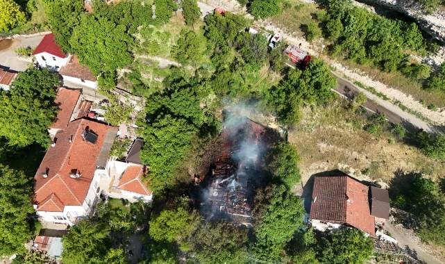 Karabük'te çıkan yangında 2 katlı ev kullanılamaz hale geldi