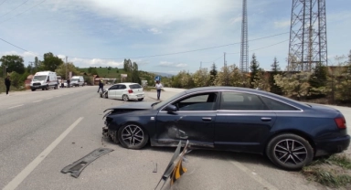 Karabük'te iki otomobilin çarpıştığı kazada 3 kişi yaralandı